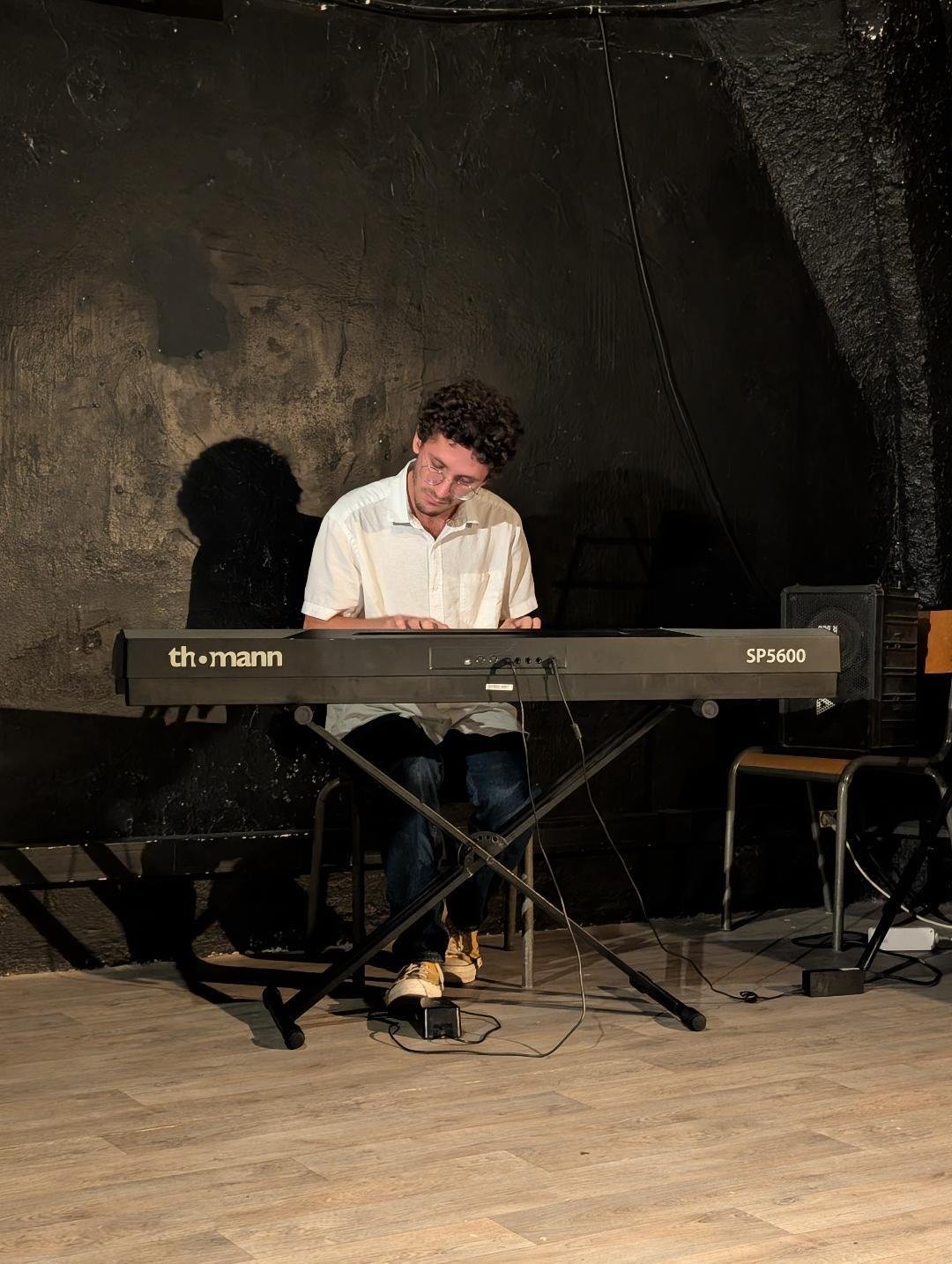 Michel Boissac sur scène, derrière son clavier